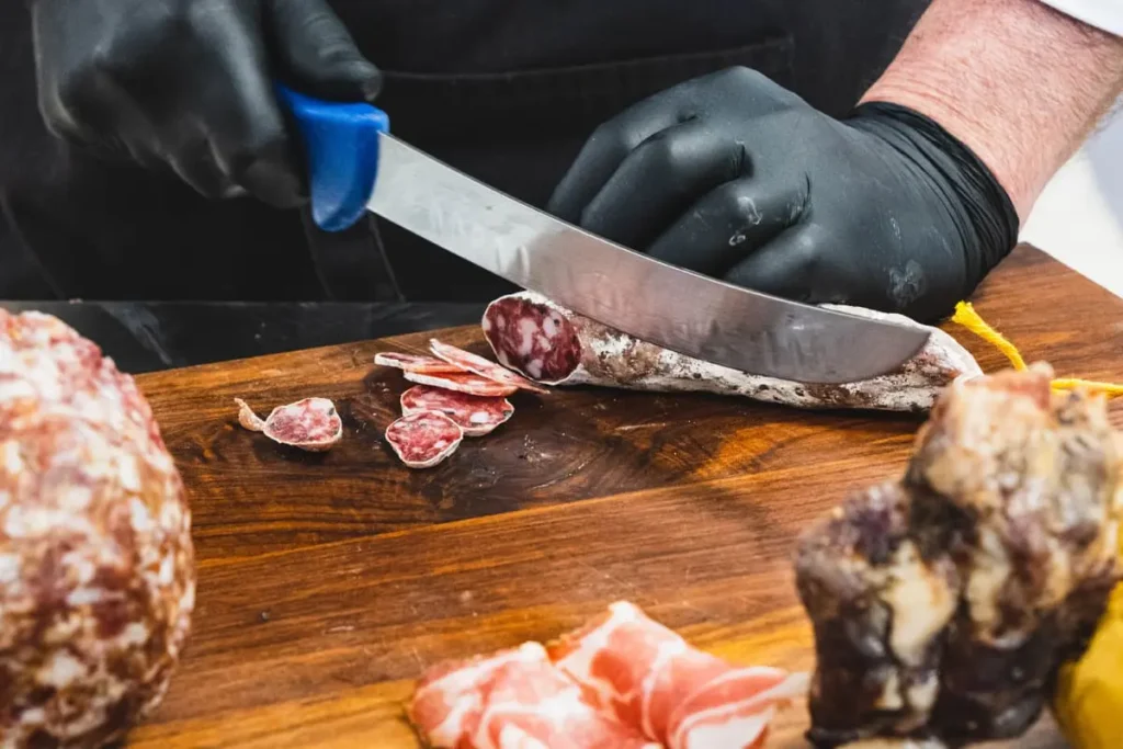 Hans Cordemeijer snijdt droge worst