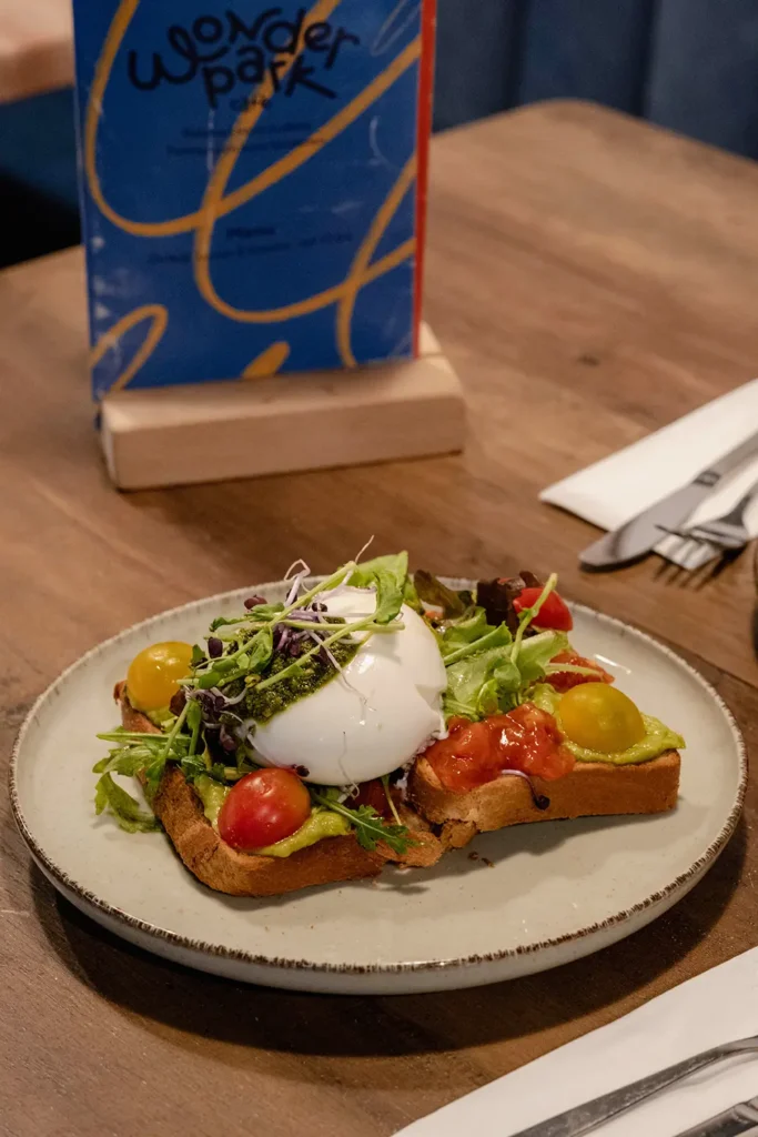 Brioche met avocado spread en Burrata