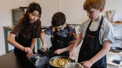 Chef Kids werken samen in de keuken 400x225