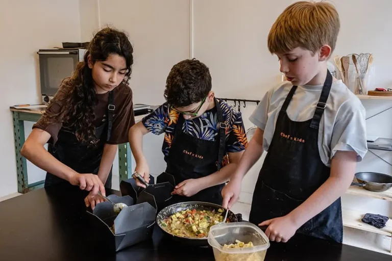 Chef Kids werken samen in de keuken 768x512