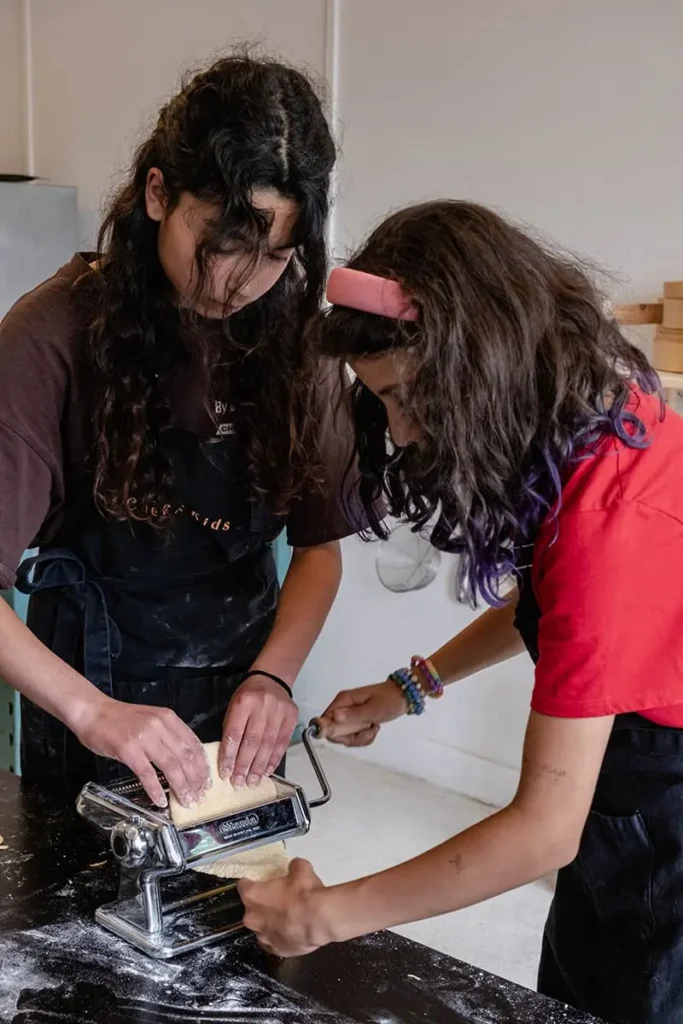 Kinderen maken samen pasta