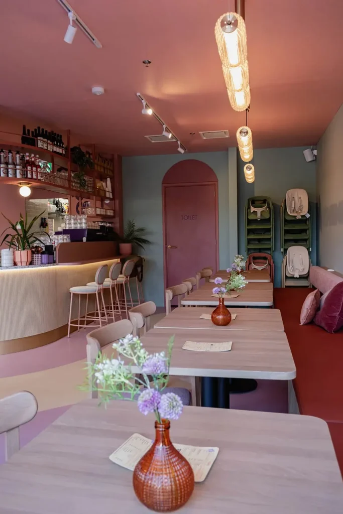 Mooi en kleurrijk ingerichte horeca