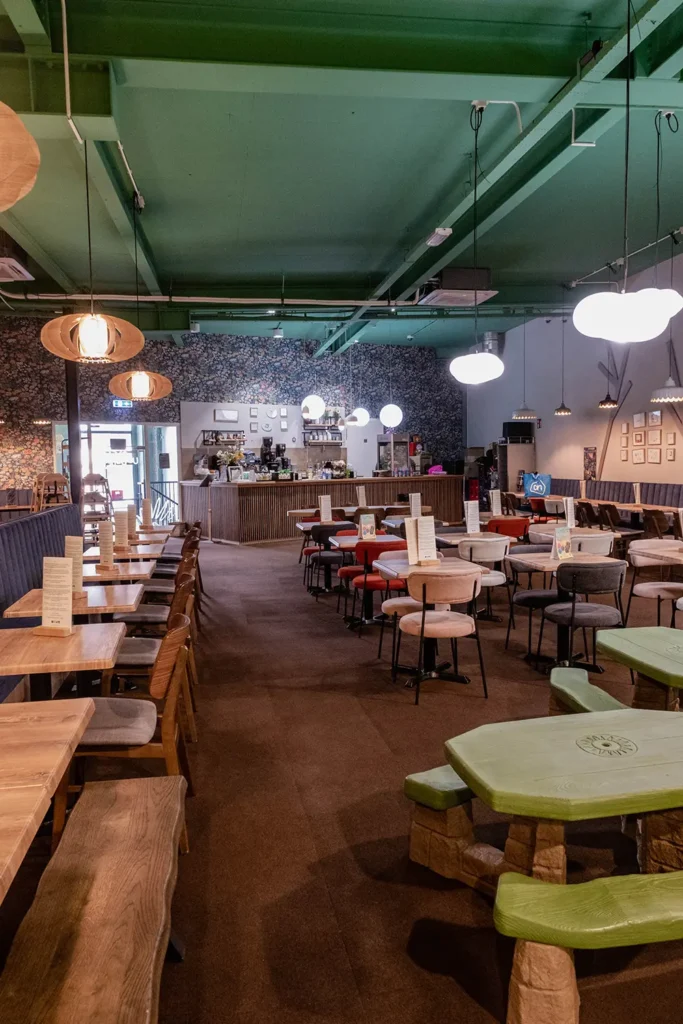 Vanuit elke plek in het restaurant volledig zicht op de playground bij Wonderpark Café Amstelveen