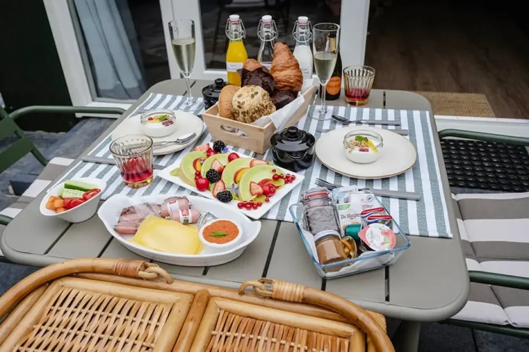 Het ontbijt bij Artisan Hideaway is een feest van lokale smaken 768x512